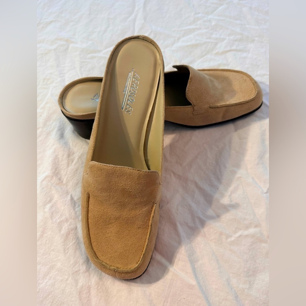 Aerosoles Slip On Low Heeled Cream Tan Suede Size 8.5 NWOT Mean Girls Y2K 90’s